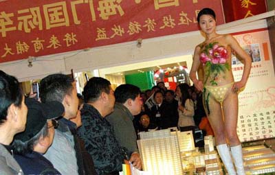 上海房展会裸女上阵 拉大旗作虎皮令人瞠目(图