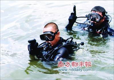 广东蛙人水下保护政要 只身潜水摸千斤炸弹(图)