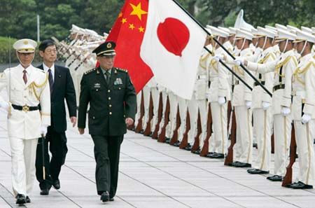 曹刚川检阅日本自卫队 会晤新任防卫相
