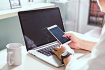 费用报销时，会计人员审核的重点是什么？报销人有欠款怎么处理？