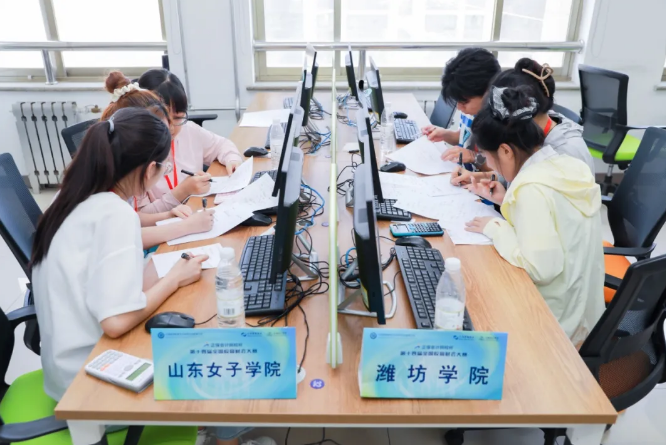 参赛选手进行“财税实务知识竞答”环节比赛2